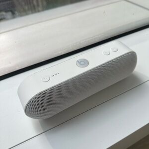 Beats pill in white